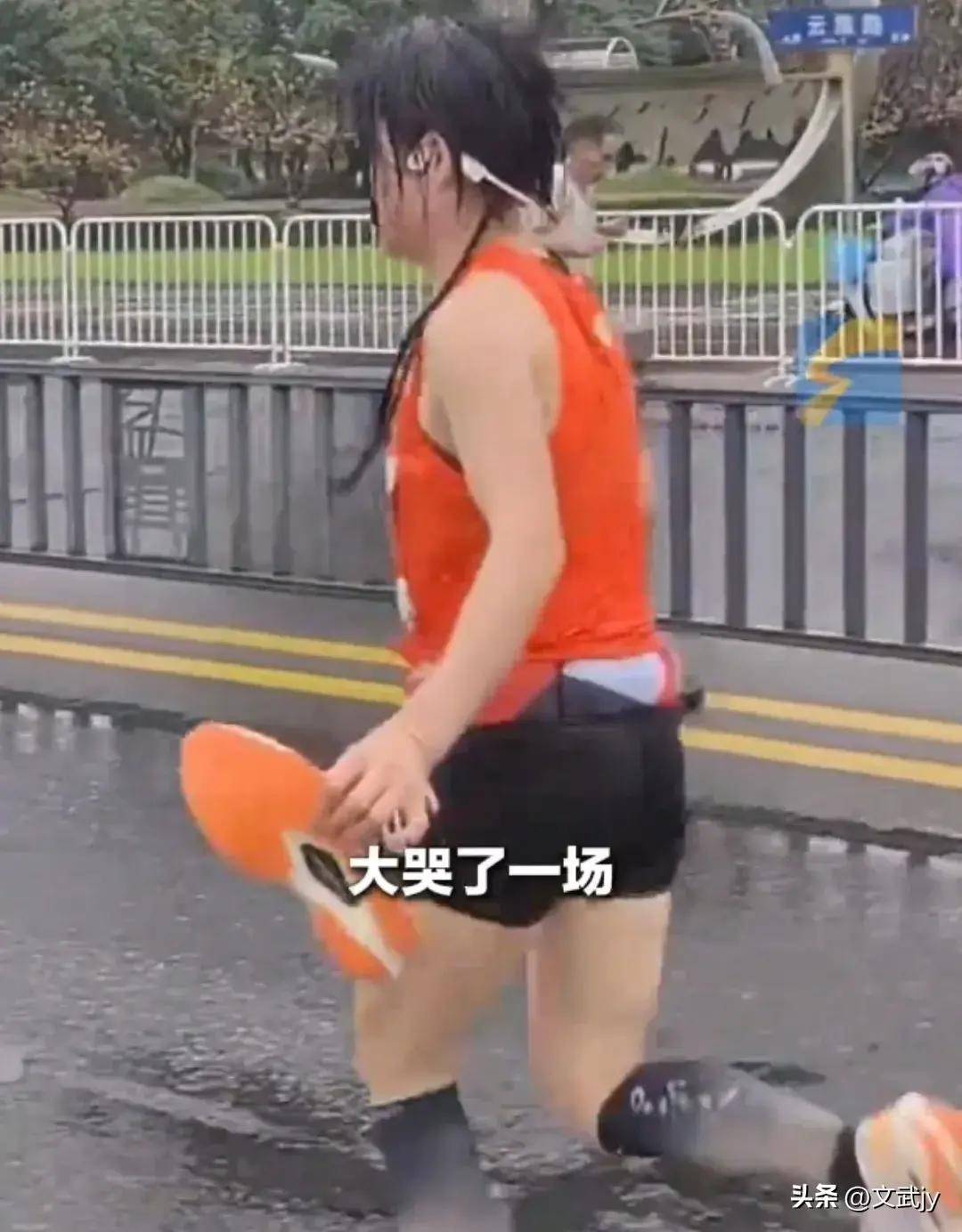 鞋底脱落特步该如何应对？特步回复掉分新利体育登录赤脚完赛！马拉松女跑者(图2)