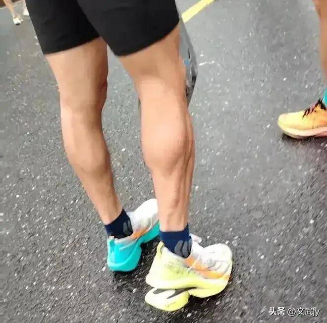 鞋底脱落特步该如何应对？特步回复掉分新利体育登录赤脚完赛！马拉松女跑者(图6)
