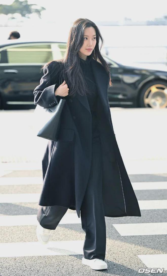 双“运动鞋”这样搭太时髦了新利体育18今年流行的3(图15)