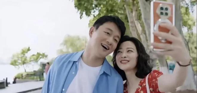 裙配运动鞋的穿搭真的很松弛谁懂《我的后半生》刘丽娜红(图2)