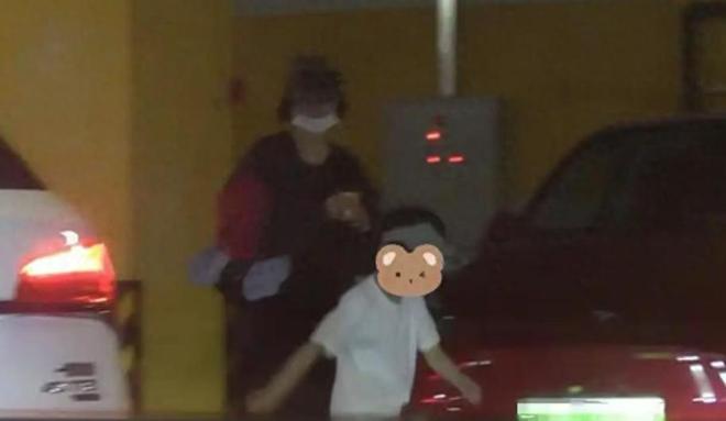 脚踩沙她心疼想想太累背着他走赵丽颖陪儿子公园玩耍母子俩光(图3)