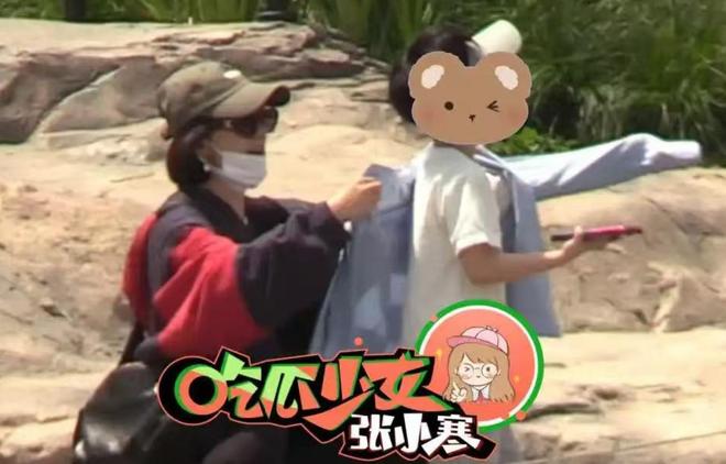 脚踩沙她心疼想想太累背着他走赵丽颖陪儿子公园玩耍母子俩光(图5)