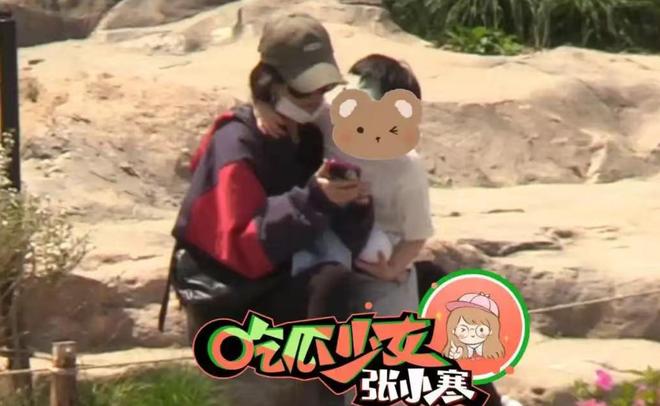 脚踩沙她心疼想想太累背着他走赵丽颖陪儿子公园玩耍母子俩光(图2)