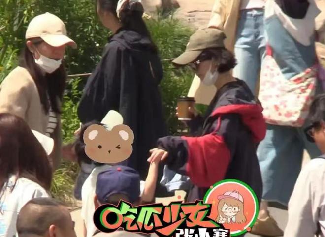 脚踩沙她心疼想想太累背着他走赵丽颖陪儿子公园玩耍母子俩光(图4)