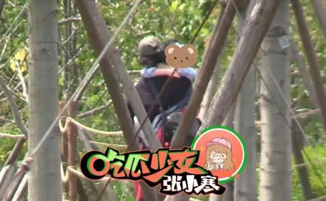 脚踩沙她心疼想想太累背着他走赵丽颖陪儿子公园玩耍母子俩光(图6)