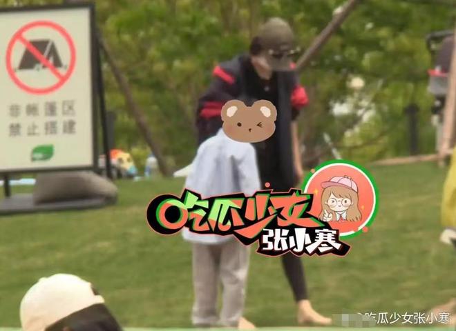 脚踩沙她心疼想想太累背着他走赵丽颖陪儿子公园玩耍母子俩光(图7)