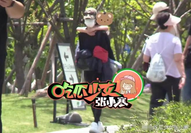 脚踩沙她心疼想想太累背着他走赵丽颖陪儿子公园玩耍母子俩光(图8)