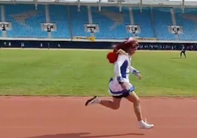 冠被学校取消成绩男生穿裙子跑步夺(图3)